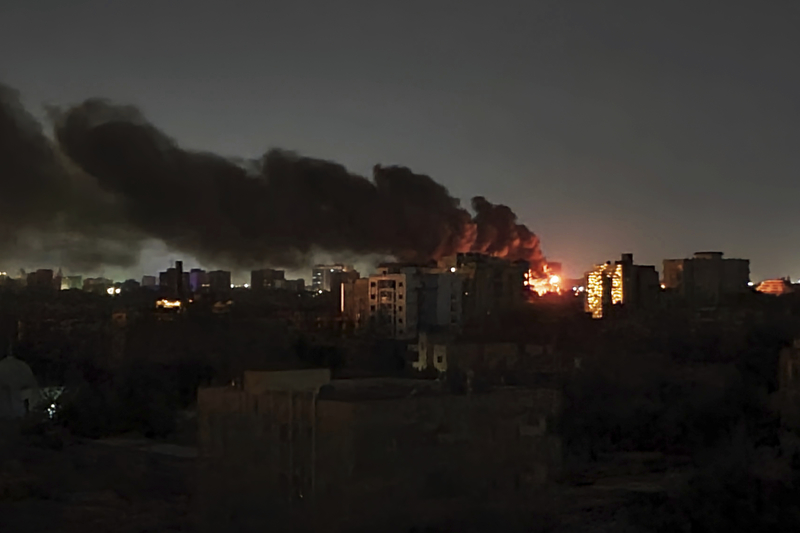 2023年4月17日，蘇丹首都喀土穆市內許多地方在戰鬥中發生大火。（攝影／AP Photo／Abdullah Moneim）