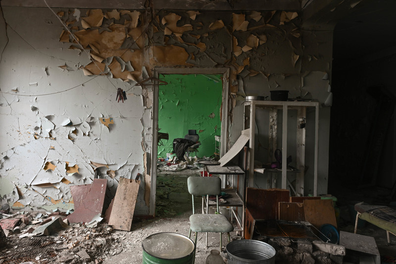 烏克蘭東部頓內茨克州的利曼（Lyman）地區，一家醫院的診間因戰火而被摧毀。（攝影/ Colin Delfosse）