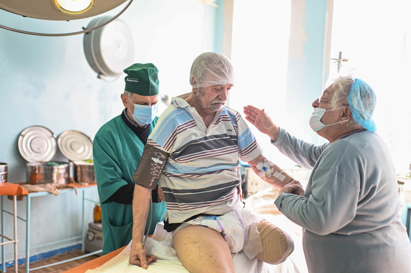 康斯坦丁尼夫卡一家醫院內，醫護正為患者治療。（攝影／Colin Delfosse）