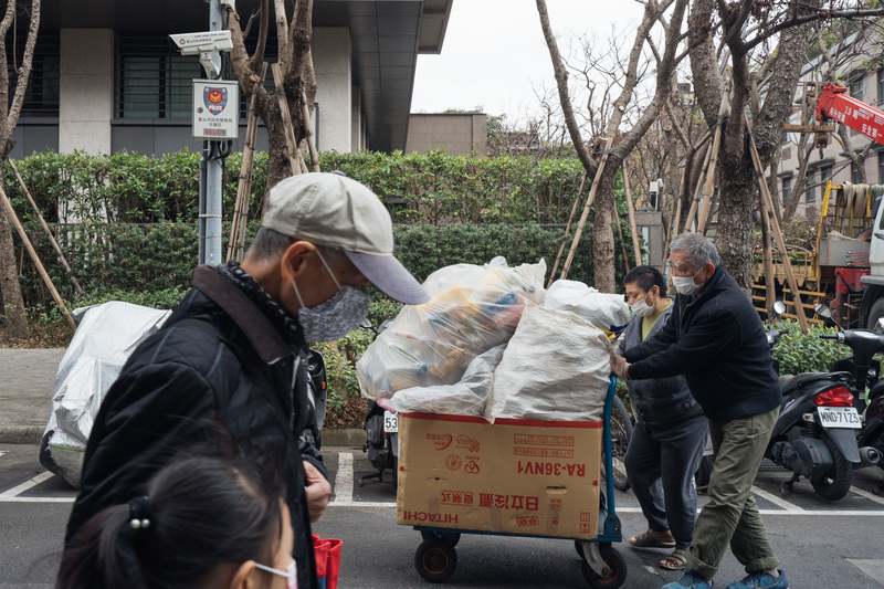 載運工具的差異影響載運量與來回趟數，許多男性拾荒者多擁有三輪車或機車。但李天賜則因看顧妹妹、經濟差，選擇人力推車來載運回收物。（攝影／唐佐欣）