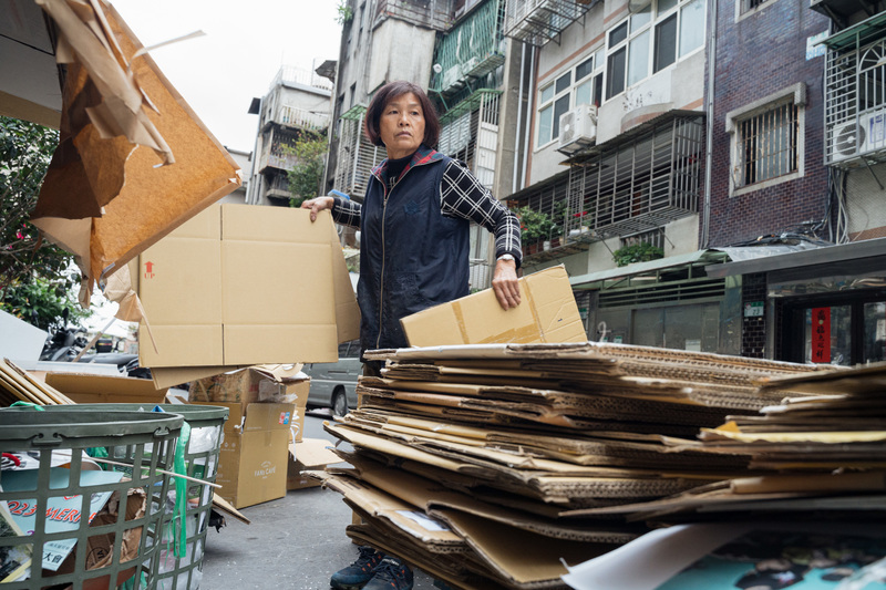 與社區建立關係也是拾荒者們能夠擁有穩定回收物來源的關鍵。在回收站與住家之間，劉阿姨建立起自己的回收網絡。（攝影／唐佐欣）