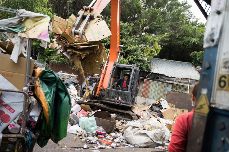 資源回收場站往往被與「在垃圾堆工作」的形象連結。（攝影／唐佐欣）