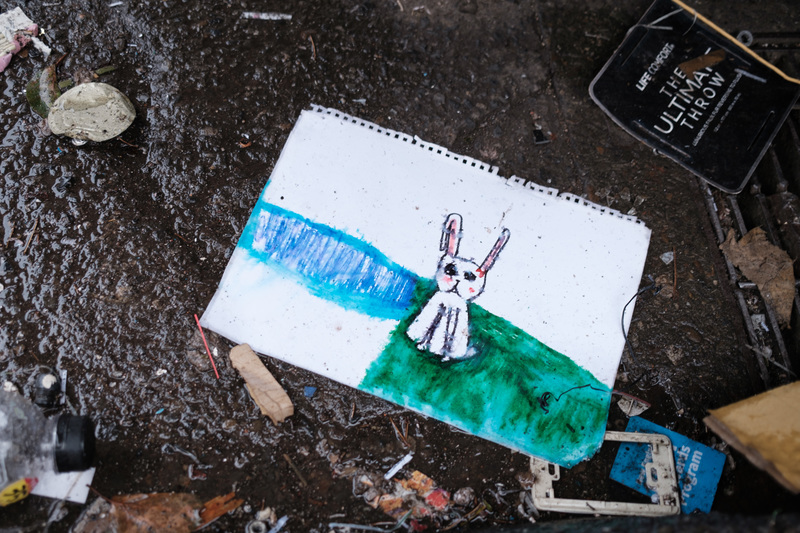 掉落地上的塗鴉畫是附近國小學生在老師推動生活教育的鼓勵下，載送來變賣的校內回收物。（攝影／唐佐欣）