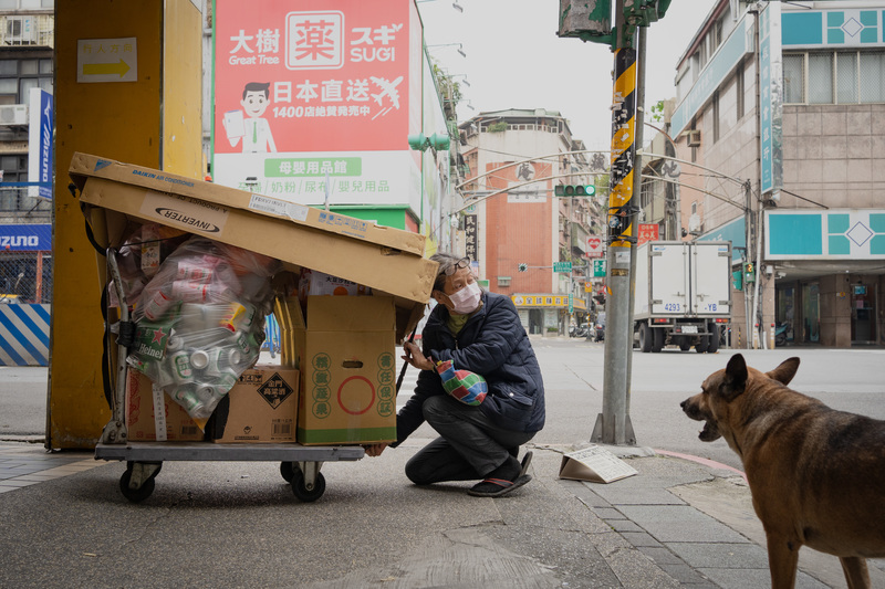 如何固定回收物，以及在騎樓、車道上維持推車的平衡，是拾荒者小不點媽媽從勞動中累積的技藝。（攝影／唐佐欣）