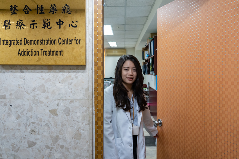 在嘉南療養院藥癮治療示範中心擔任個案管理師第6年的黃琳，當初護理系畢業後選擇走上陪伴成癮者戒癮的困難道路。（攝影／陳曉威）