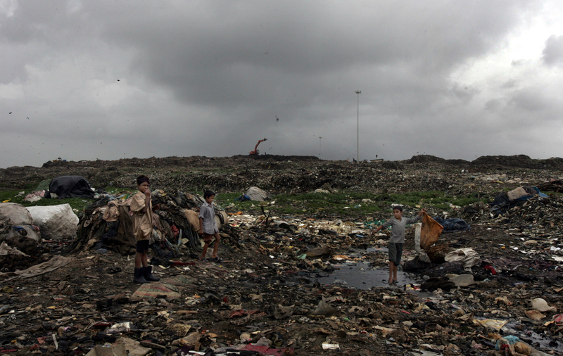 在迪歐納垃圾場撿拾廢棄物的孩童。（攝影／Hindustan Times via Getty Images／Vijayanand Gupta）