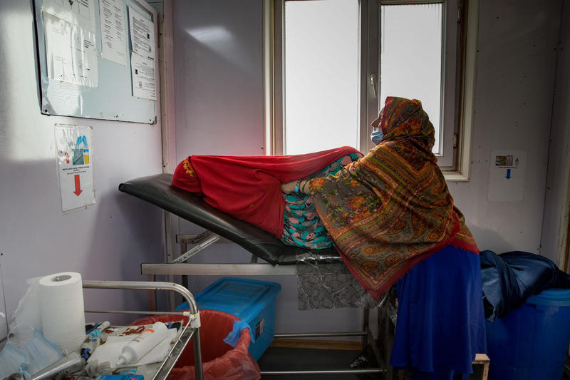 一名助產士在無國界醫生霍斯特婦產科醫院的住院部照顧一名孕婦。（攝影／ORIANE ZERAH）