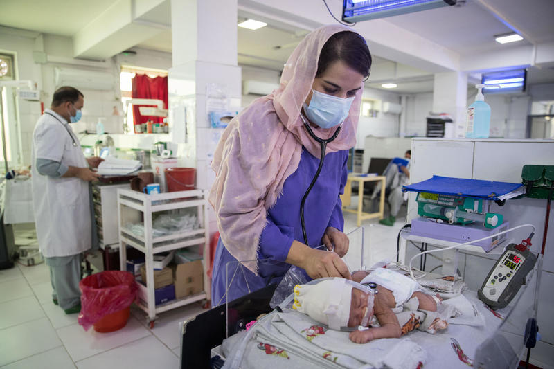 2021年10月，無國界醫生的兒科醫生在霍斯特婦產科醫院的新生兒病房照顧一位新生嬰兒。（圖片提供／無國界醫生）