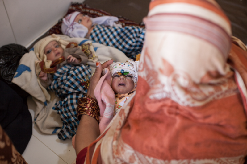 2018年10月20日，巴基斯坦巴羅契斯坦省查曼區總部醫院的無國界醫生新生兒病房內，一名婦女和她的新生兒三胞胎。（攝影／Khaula Jamil）