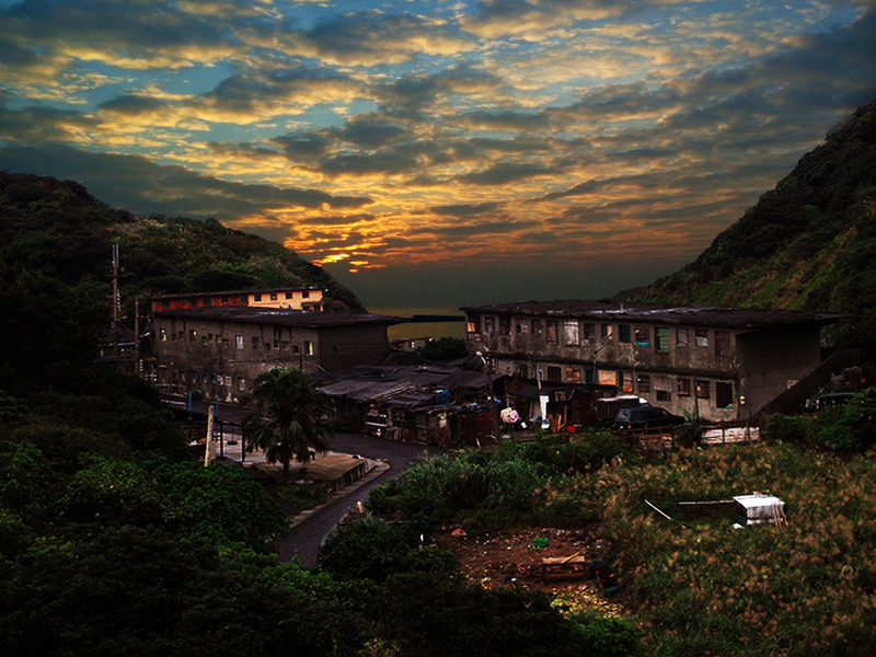 2019年，夕陽下，自深澳山俯眺建基礦區工寮。（攝影／朱健炫）