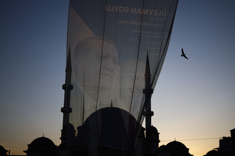 2023年5月13日，伊斯坦堡的塔克西姆廣場上飄揚著厄多安的巨幅競選旗幟。（攝影／Getty Images／Jeff J Mitchell）
