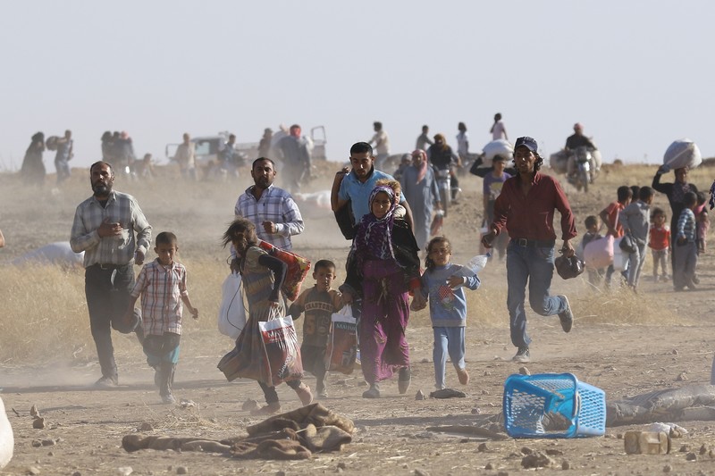 2015年6月10日，逃離敘利亞拉斯埃恩（Ras al-Ain）地區衝突的敘利亞人自哈塞克省跨越國界抵達土耳其的尚勒烏爾法省。（攝影／Anadolu Agency via Getty Images／Ali Ihsan Oztürk)