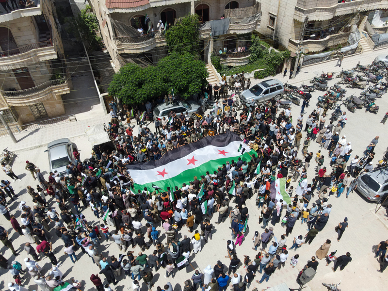 2023年5月19日，敘利亞反對派抗議者在阿夫林州集會，譴責阿拉伯國家聯盟邀請阿薩德出席元首高峰會。（攝影／NurPhoto via Getty Images／Rami Alsayed）