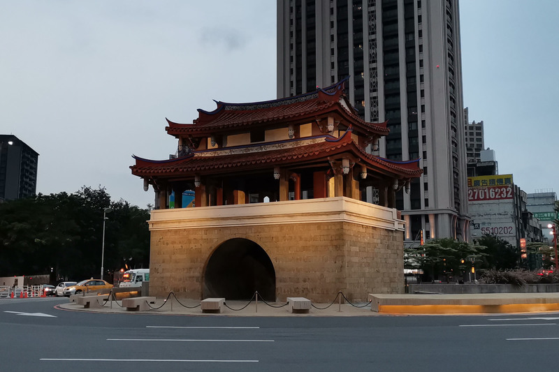 台灣雖有古蹟修復意識，但執行成果卻往往受限於經費與發包制度。圖為新竹市迎曦門（東門城）。（攝影／杜川東）