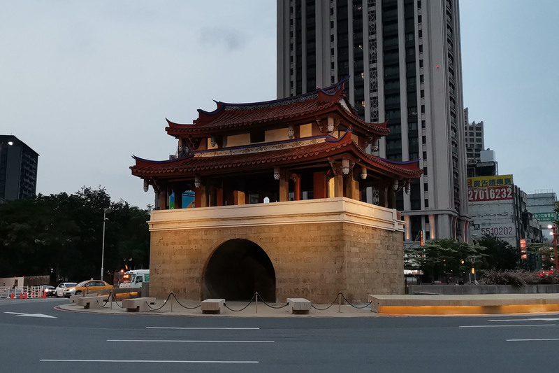 台灣雖有古蹟修復意識,但執行成果卻往往受限於經費與發包制度。圖為新竹市迎曦門(東門城)。(攝影/杜川東)