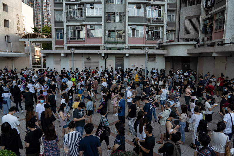 2020年7月11日，香港立法會選舉民主派初選投票日，大批香港民眾排隊進行投票。3個多月後，香港警方以《香港國安法》拘捕參與民主派初選共53人，其後47人被起訴。（攝影／NurPhoto via AFP／Yat Kai Yeung）