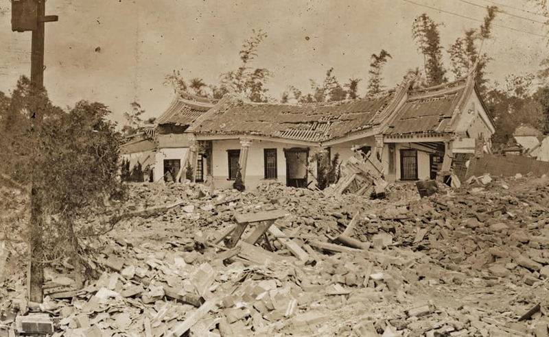 1935年4月21日，台灣發生規模7.1強震，造成3,276人死亡，近18,000座房屋全毀，以台中后里、清水最為嚴重。張桂碧家族相簿的老照片詳細記錄下當時景象，地震後張家四合院門房、大廳、四組廂房全倒，僅剩搖搖欲墜的後廳，家族成員傷亡慘重，共有22人罹難。（照片提供／張桂碧）