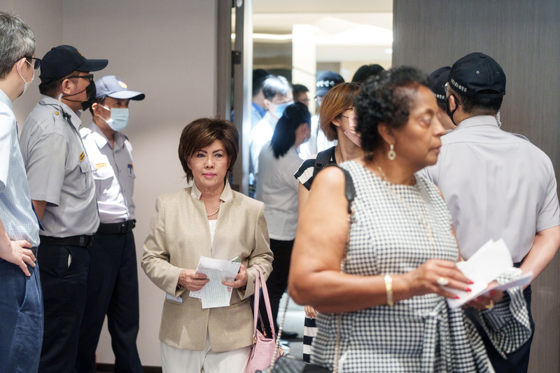 代表台塑越鋼受害者發言的裴南茜，拿著台塑的股東會通知書進入會場。（攝影／黃世澤）