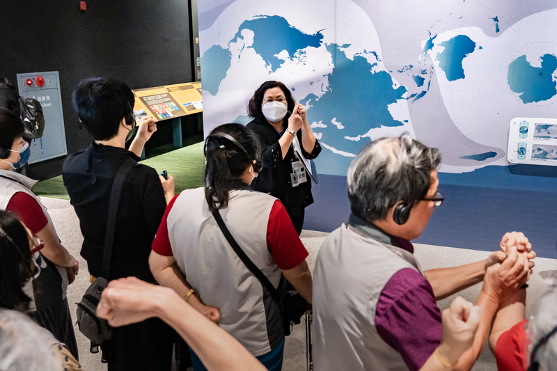 趙又慈在國立臺灣史前文化博物館內帶領志工，進行為視障觀眾導覽的實習。（攝影／陳曉威）