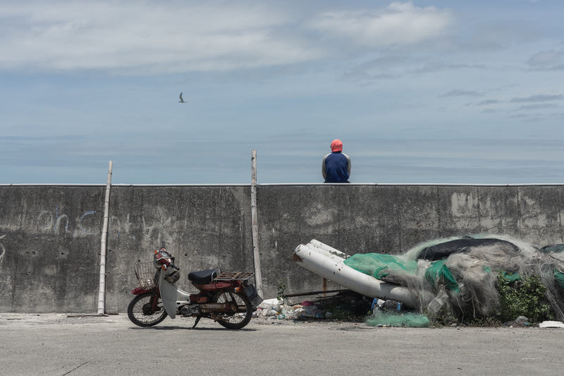 雲林台子港岸邊，準備離岸工作的漁業移工。（攝影／許震唐）