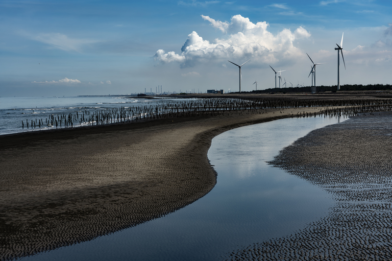 雲林泊仔寮漁港北岸的淤沙與陸域風機。（攝影／許震唐）