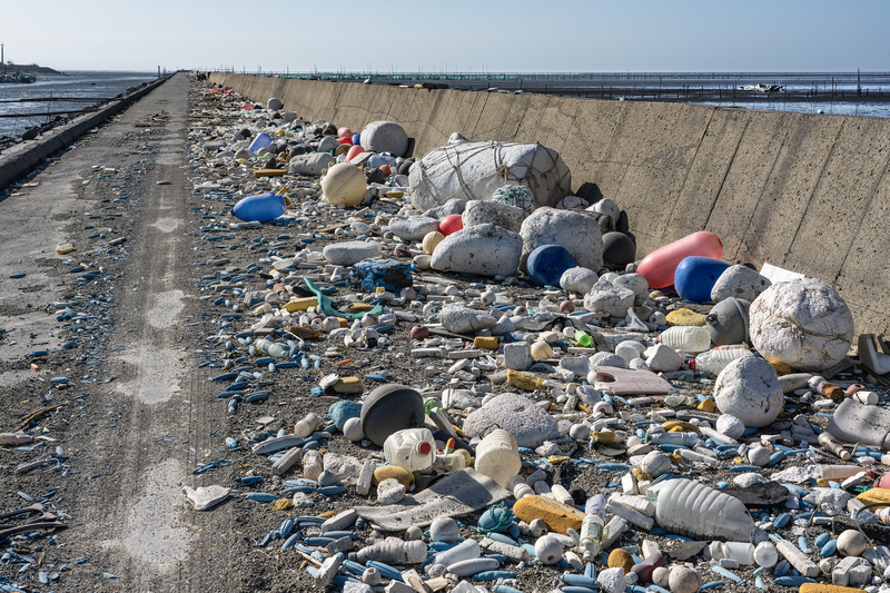 海洋廢棄物，在雲林許厝寮大排周遭。（攝影／許震唐）