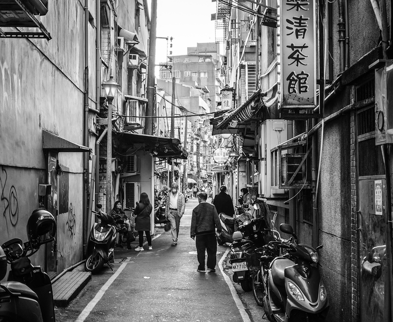 萬華一帶巷弄裡的茶館，會以「清茶館」為名，本義為指沒有女侍陪坐。（示意圖，非文中提及人物）（攝影／Zoe Chen／游擊文化提供）