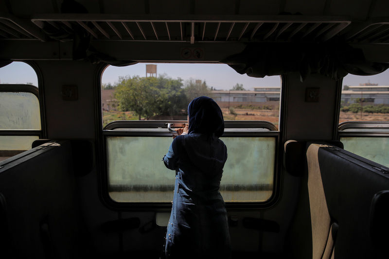 2018年，一名敘利亞穆斯林女子搭乘火車穿越大馬士革郊區前往國際市集。（攝影／REUTERS／Marko Djurica)