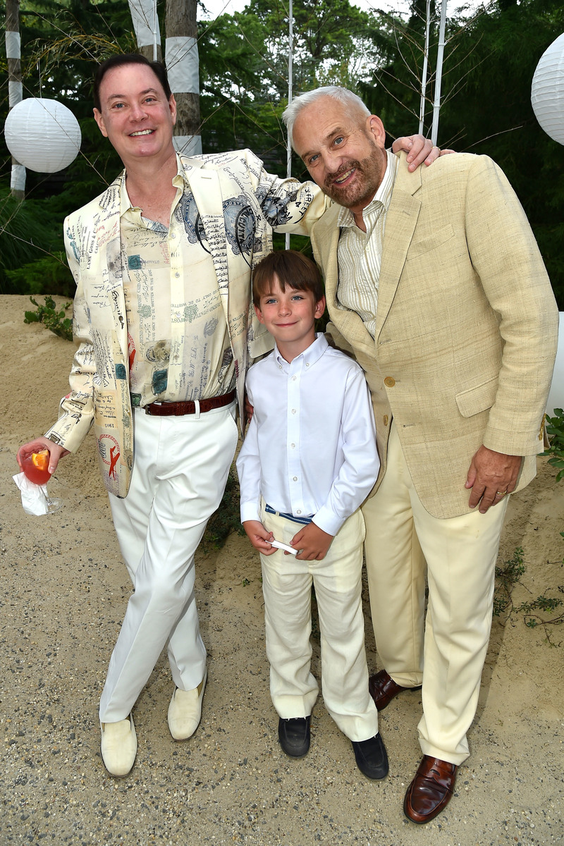 2017年，作者安德魯．所羅門（左）與伴侶約翰．哈比奇（John Habich，右）及兒子喬治．查爾斯．哈比奇．所羅門（George Charles Habich Solomon）一同參加紐約東漢普頓的一場慈善聚會。 （攝影／Getty Images／Patrick McMullan)