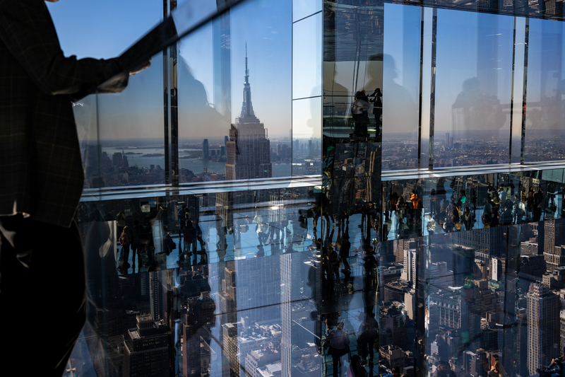2022年，遊客在紐約市范德堡一號大樓（One Vanderbilt）頂樓欣賞城市景觀。（攝影／Getty Images／Alexi Rosenfeld)