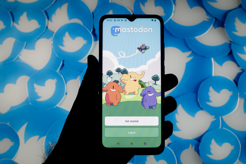 Mastodon是其中一種祕密發言群島，它讓任何人都可以在平台上創建自己較小規模、自我監管版本的Twitter。（攝影／NurPhoto via Getty Images／STR）