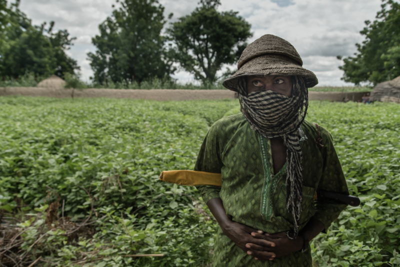 里尤（Aliyu），是一名來自索科托州的牧民，也是一位壞疽性口炎患者。他習慣用圍巾遮蓋臉部，一方面為了保護傷口，同時也因為害羞和過去所面臨的歧視。27歲已婚並且有兩個孩子，在接受面部重建手術後，他開始不再戴著圍巾外出。拍攝於2017年8月。（攝影／Claire Jeantet - Fabrice Caterini／Inediz）