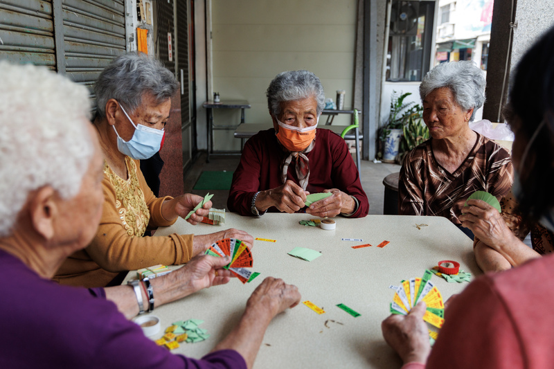 金寧鄉頂堡聚落村民正在玩四色牌。（攝影／鄭宇辰）