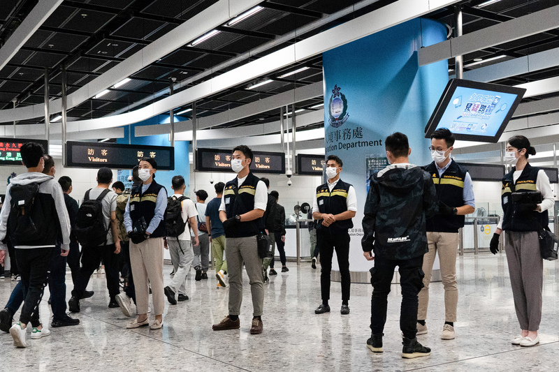 2021年11月19日，廣深港高速鐵路香港西九龍站正在進行跨部門反恐的虎速演習（TIGERPACE），模擬警察在海關逮捕入境的「極端分子」。 （攝影／Bertha WANG／AFP）
