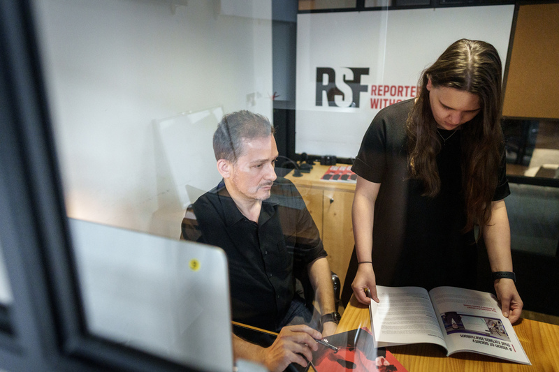 接受《報導者》採訪的無國界記者（Reporters Sans Frontière）東亞辦事處執行長艾瑋昂（Cedric Alviani，左）與倡議專員白奧蘭（Aleksandra Bielakowsk，右）。（攝影／黃世澤）
