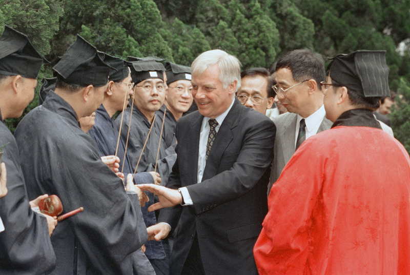 1997年6月28日，彭定康最後一次以港督身分造訪香港黃大仙廟，並與廟中眾道士致意告別。（攝影／Mirrorpix／Getty Images／Bill Rowntree）