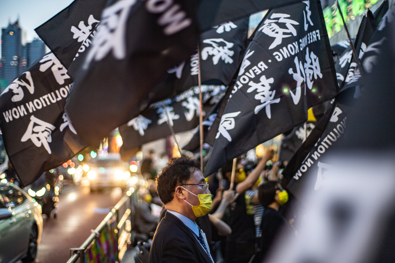 2022年6月4日，香港民主運動支持者與悼念六四天安門屠殺的聲援者，在東京新宿車站前廣場集會，現場揚起「光復香港，時代革命」旗幟。（攝影／AFP／Philip Fong）