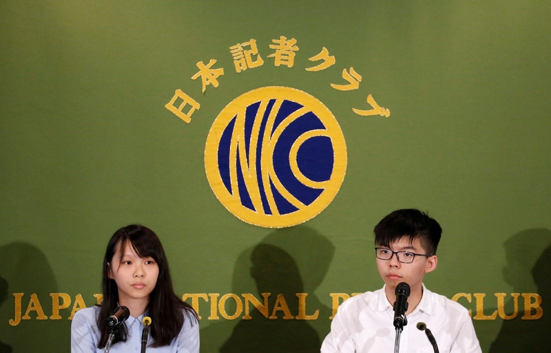 2017年6月15日，周庭（左）與黃之鋒代表香港眾志，在東京出席日本國家新聞俱樂部舉行的記者會，為香港民主運動爭取國際支持。（攝影／REUTERS／Issei Kato）