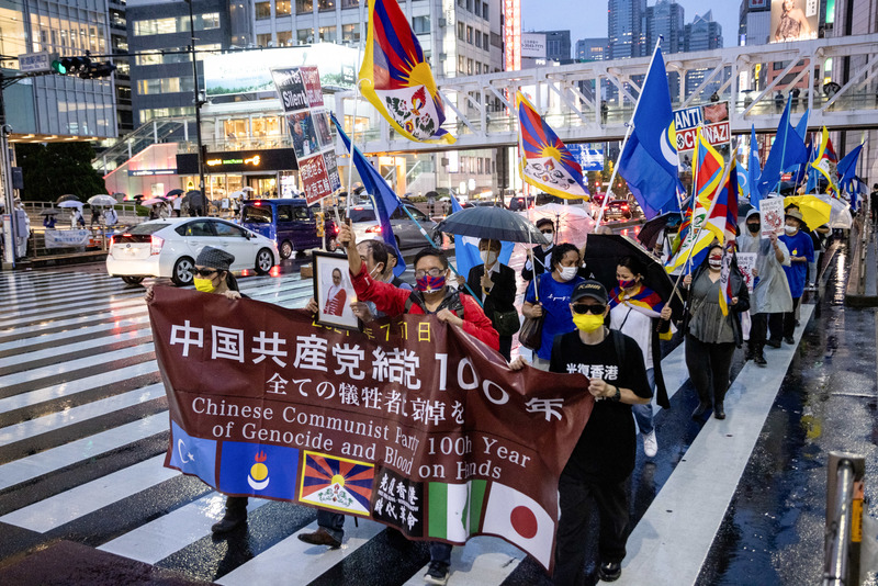 2021年7月1日，多個反中議題倡議人士在日本東京，手舉各自的旗幟遊行，對中國共產黨建黨100週年進行示威。（攝影／SOPA Images／LightRocket via Getty Images／Viola Kam）