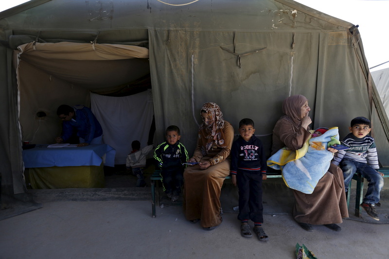 為了逃離國家長年內戰，許多敘利亞難民遷徙至歐洲，也造成不少在歐洲出生的敘利亞後代成為一整代的無國籍兒童。圖為2016年敘利亞難民婦女帶著孩子到摩洛哥野戰醫院的兒童診所等待接受治療。（攝影／REUTERS／Muhammad Hamed）