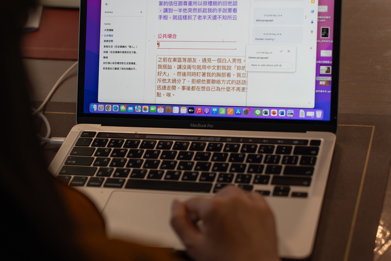 2019年，吳曉樂已在網路中向網友調查「女性在社會中的不愉快經驗」，整理為共筆的雲端文件檔案已超過200頁。（攝影／陳曉威）