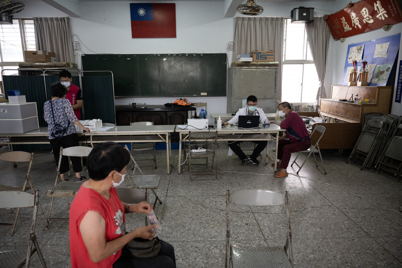 由於中寮幅員廣闊，為了照顧在地長者，衛生所藉由每週一次的巡迴醫療，深入較偏遠的龍安村提供居民診療服務。（攝影／楊子磊）