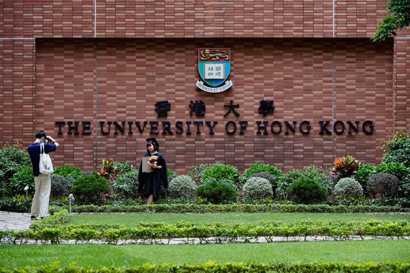 香港的大學雖仍在各大排行榜上居亞洲前段班，但近年排名皆有下滑。外界分析可能受《國安法》等政治因素，影響國際合作吸引力。（攝影／AP Photo／Kin Cheung）