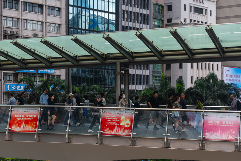 香港主權移交、實施一國兩制26年之際，國安教育已如中國般須「進課程、進教材、進校園」，連外籍生也得必修。（攝影／Marc Fernandes／NurPhoto via Getty Images）