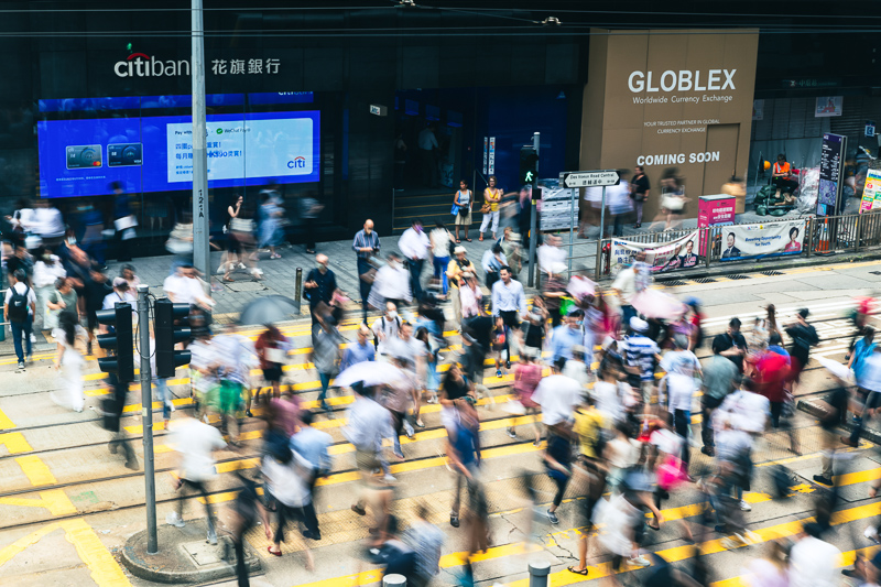今年3月底，一位旅日香港學生返家時，因「在日網路留言」而被港警國安處拘捕，6月以煽動罪起訴。身為匯集國際學生與工作者之處，香港的言論自由環境再度成為關注焦點。（攝影／Marc Fernandes／NurPhoto via Getty Images）