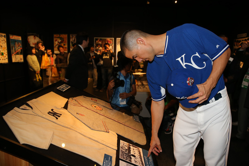 2014年11月16日，堪薩斯市皇家隊的傑瑞米・格思里（Jeremy Guthrie）在美日明星賽第四戰前參觀野球殿堂博物館。（攝影／Getty Images／Atsushi Tomura）