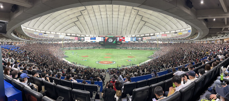 即便東京巨蛋不是棒球專用場館，但透過建築設計與陳設，走進場館的人都能清楚感受到，這是一個屬於棒球的聖地。（圖片提供／王雲慶）