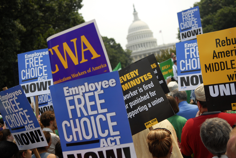 2007年4月24日，工會成員在美國國會大廈外的集會上舉著支持《員工自由選擇法案》的標語。（攝影／Getty Images／Philip Scott Andrews）
