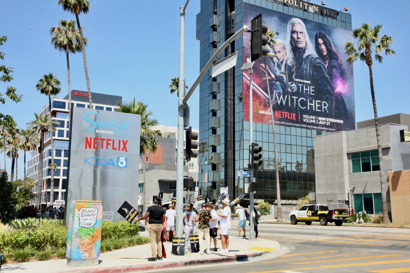 2023年7月18日，美國演員工會的成員在Netflix總部外設置糾察線。（攝影／Getty Images／Robin L Marshall）