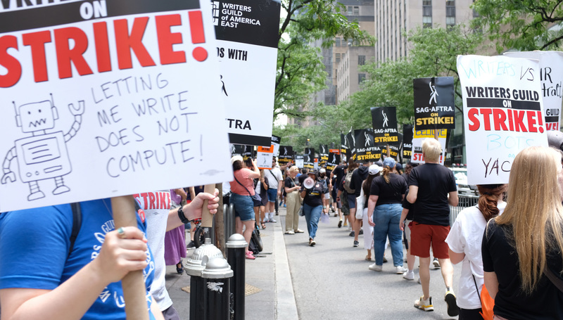 2023年7月14日，美國演員工會的成員在紐約時代廣場洛克菲勒中心前抗議，要求提高工資並加強對
AI使用的監管。（攝影／picture alliance via Getty Images／Laura Höring）